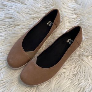 ABEO Shoes size 11 color tan excellent condition see all photos